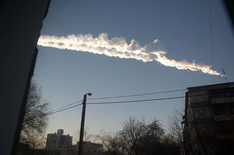 La condensación causada por el paso del meteorito que cayó en Chelyabinsk, Rusia, el 15 de febrero de 2013