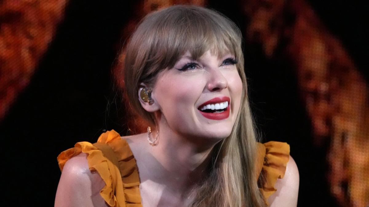 Taylor Swift Gets Emotional During Nearly 8 Minute Standing Ovation On La Eras Tour Stop 