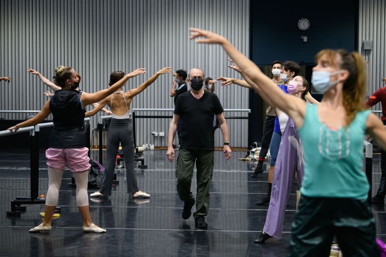 El maestro Mario Galizzi ayer, en su primera clase como nuevo Director del Ballet Estable del Teatro Colón