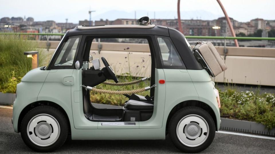 Fiat最初公布的Topolino廠圖並沒有安裝車門，而是使用繩索取代。(圖片來源/ Fiat)