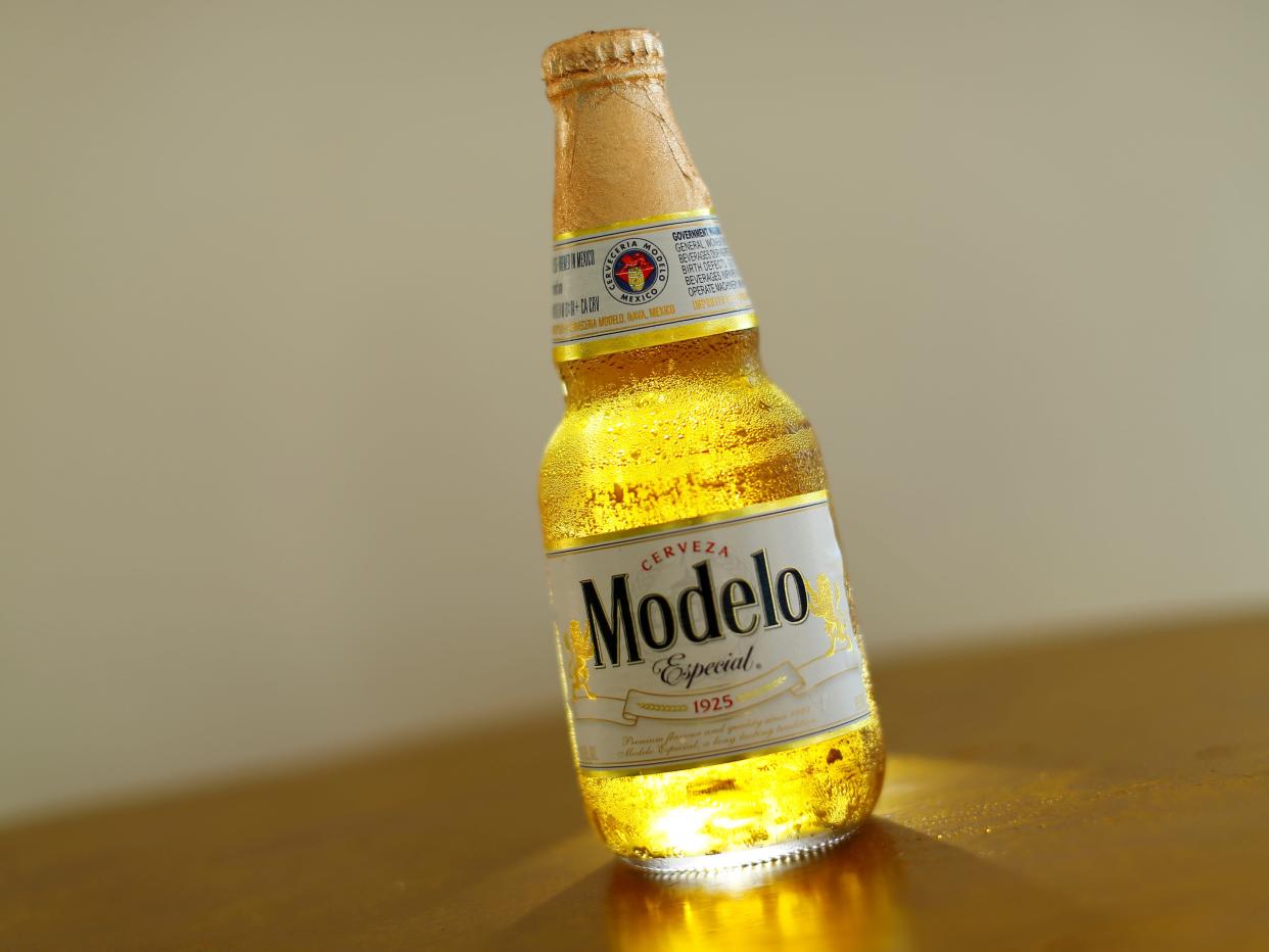 FILE PHOTO: A bottle of Modelo Especial beer, one of Constellation Brands Inc products, is shown in this illustration photograph taken in Encinitas, California, U.S. June 27, 2016.  REUTERS/Mike Blake/Illustration/File Photo 