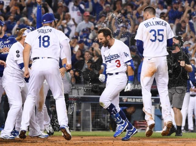 October Red: Dodgers' Turner again delivers with bat, glove