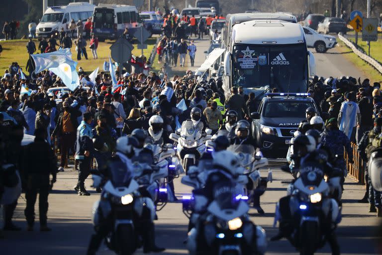 Los fanáticos del fútbol ondean banderas al paso del autobús que transporta a la selección nacional de fútbol que llega a Buenos Aires, Argentina, el domingo 11 de julio de 2021, el día después de ganar la final de la Copa América contra Brasil en Río de Janeiro.