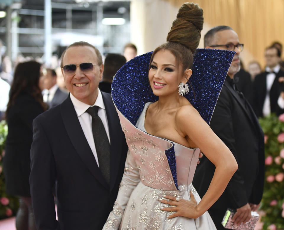 En esta foto del 6 de mayo de 2019, Thalía y su esposo, Tommy Mottola, legan a la gala benéfica del Instituto del Vestuario del Museo de Arte Metropolitano en Nueva York. (Foto por Charles Sykes/Invision/AP, Archivo)