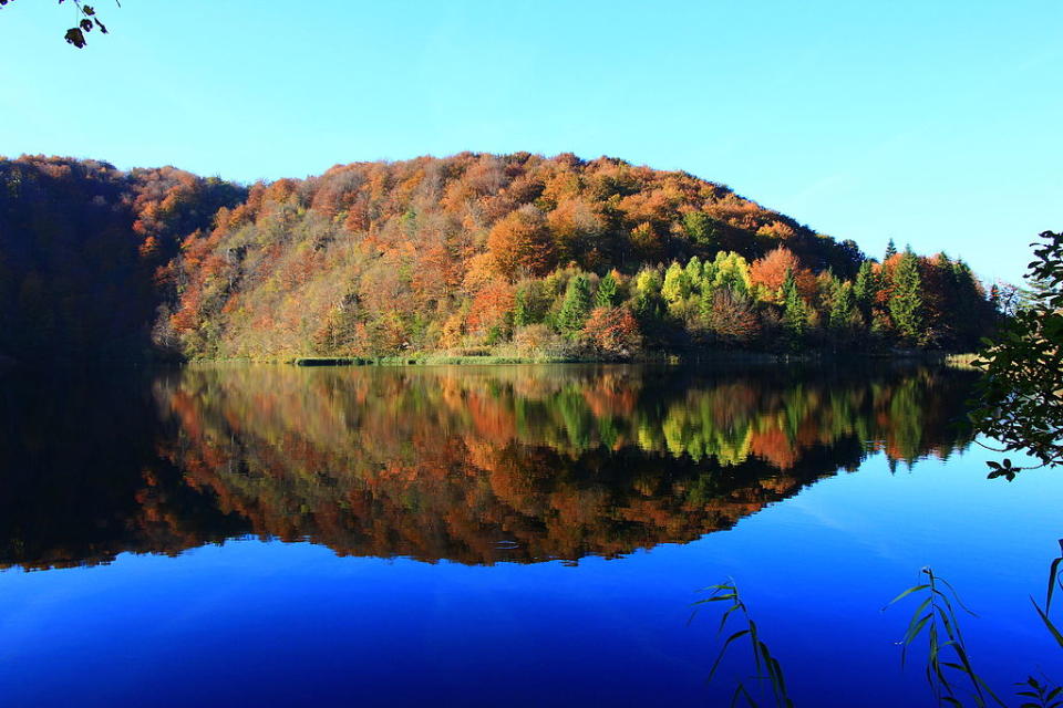十六湖國家公園 (Photo by © Karl Gruber, License: CC BY-SA 4.0, Wikimedia Commons提供)