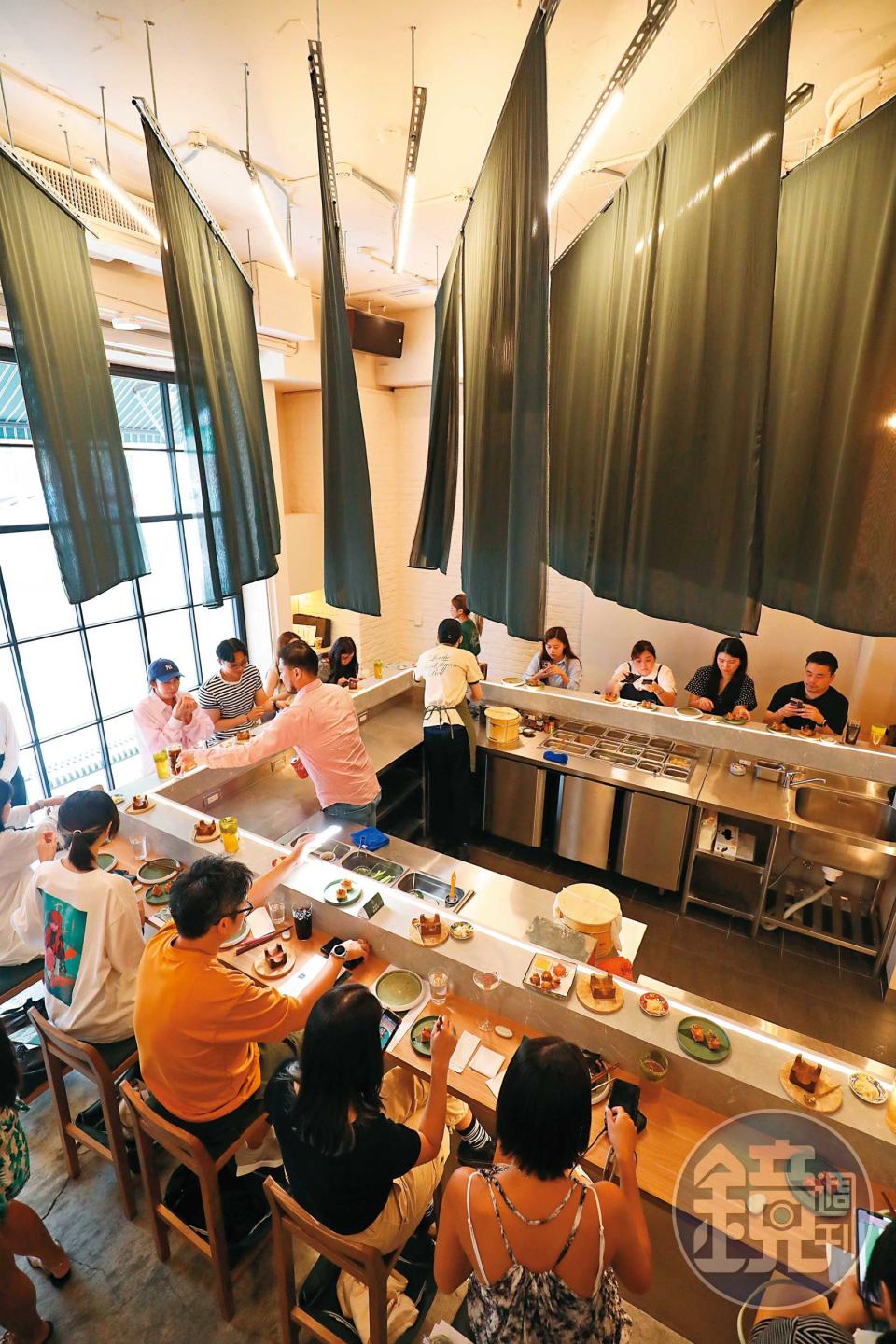 「OSSU Handroll & Bar」將美國流行的板前手捲料理形式引進台灣。