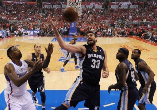 Marc Gasol captura un rebote en el Clippers-Memphis Grizzlies jugado el sábado 20 de abril en Los Ángeles. Denver Nuggets y Clippers dieron los primeros golpes en el arranque de los 'playoffs' de la Conferencia Oeste de la NBA, mientras en el Este fueron los New York Knics y los Brooklyn Nets quienes ganaron los primeros partidos de sus eliminatorias. (AFP/Getty Images | Harry How)