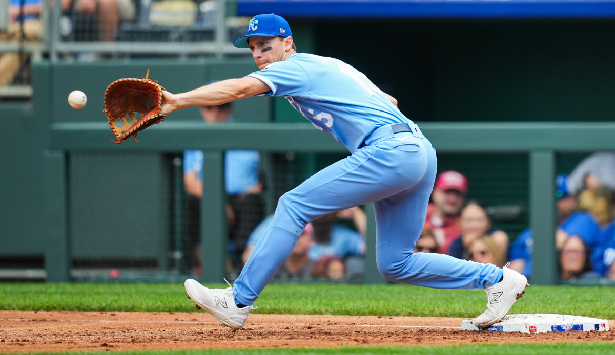 Glove malfunction results in unfortunate error for Royals 1B Matt Duffy