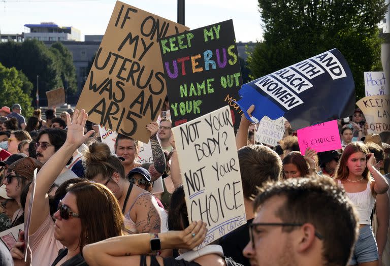 - Manifestantes se concentran en la Casa del Estado de Ohio en apoyo del derecho al aborto después de que el Tribunal Supremo de EE.UU. revocara Roe vs. Wade, el 24 de junio de 2022, en Columbus, Ohio.