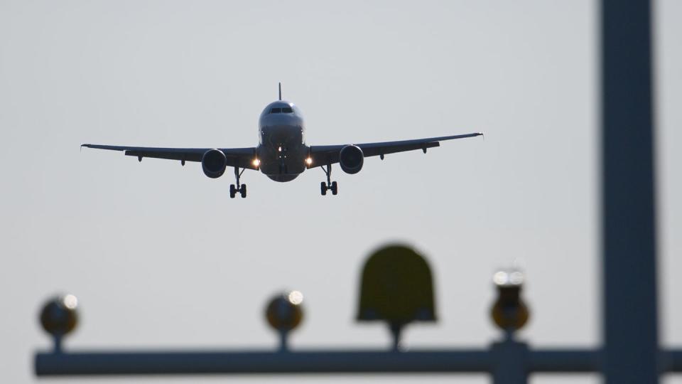 Ein Airbus A320 der Fluggesellschaft Sund Air  beim Landeanflug auf den Flughafen Dresden International.