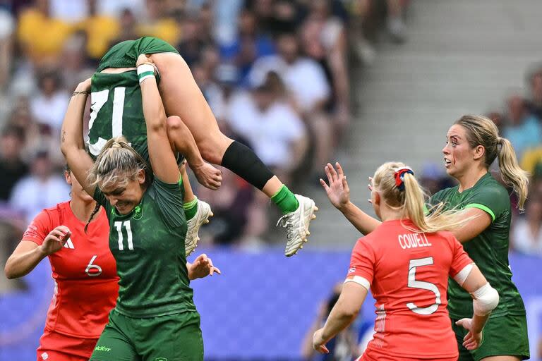 Emily Lane de Irlanda atrapa el balón en una línea sobre Erin King durante el partido femenino de rugby seven, entre Gran Bretaña e Irlanda durante los Juegos Olímpicos de París 2024