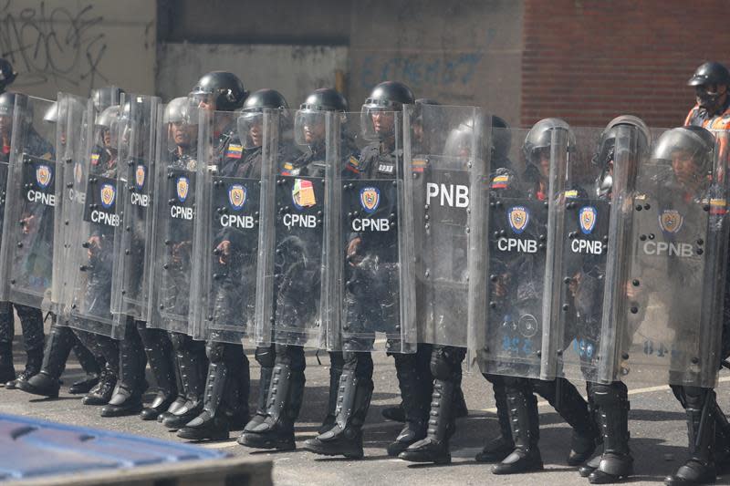 La Policía Nacional Bolivariana se enfrenta a manifestantes durante una protesta contra el presidente de Venezuela, Nicolás Maduro, el 23 de enero en Caracas (Foto EFE).