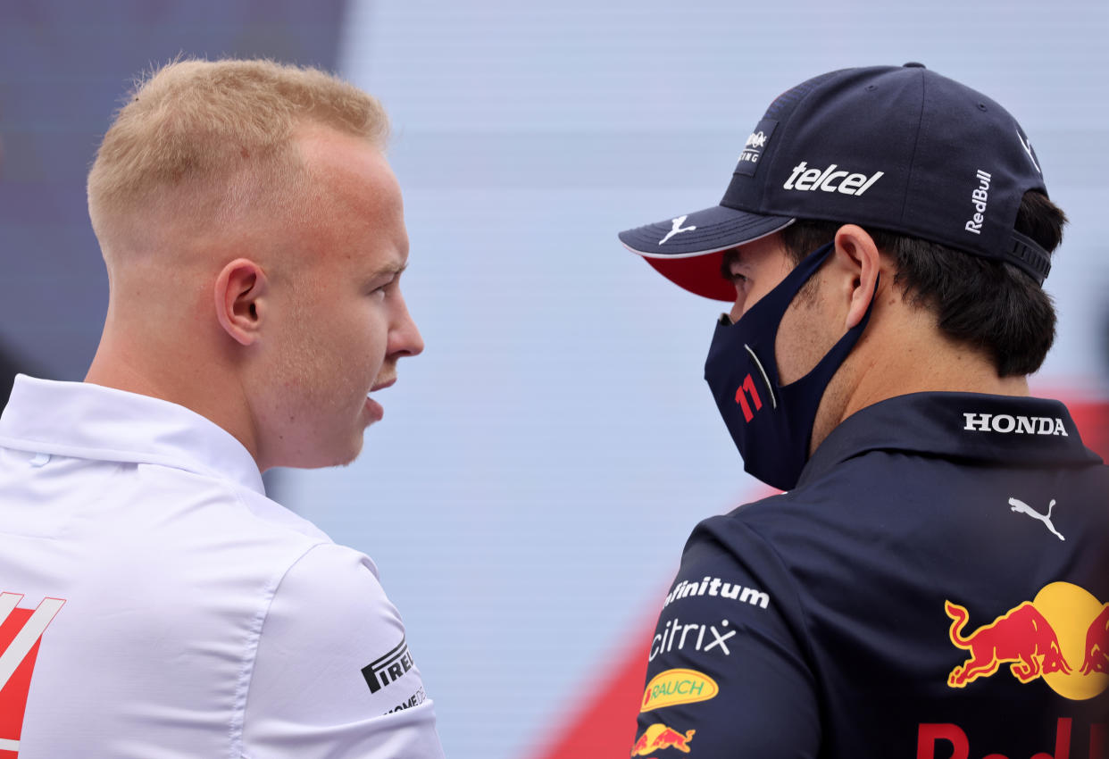 Nikita Mazepin habla con Sergio "Checo" Perez durante el Gran Premio de Estados Unidos. (Foto: Reuters)