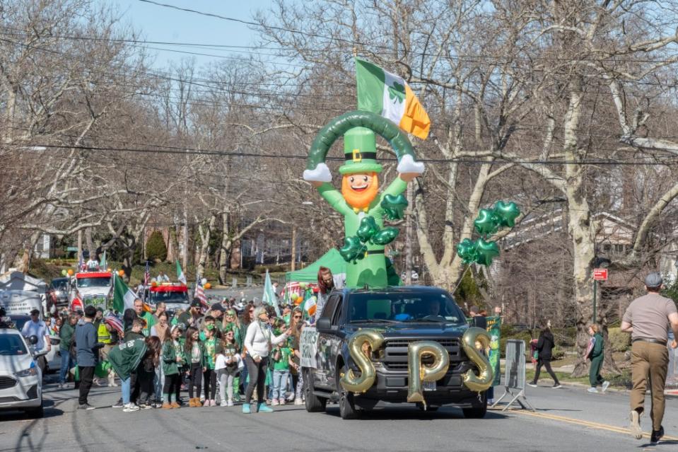 Thousands attended the unseasonably warm parade, including FDNY, local school bands and musicians, bagpipers, and a contingent of pro-life supporters. LP Media