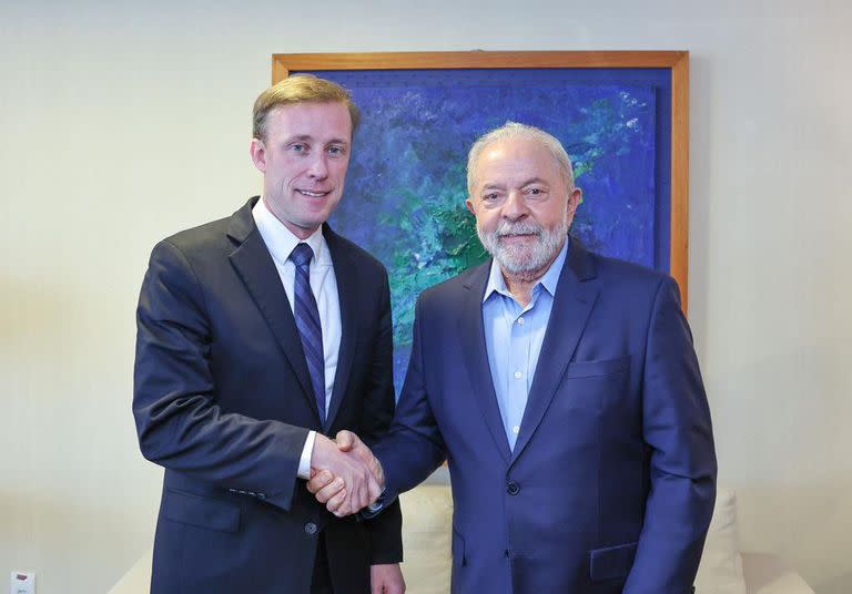 El presidente electo de Brasil Lula da Silva junto al asesor de Seguridad Nacional de EE.UU., Jake Sullivan en Brasilia, el 5 de diciembre de 2022.