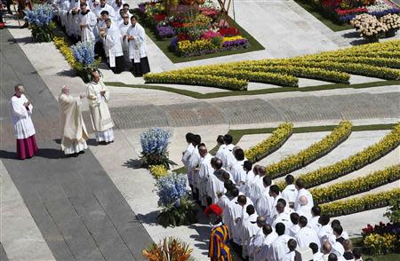 Pope Francis uses an incense burner as he leads the Easter mass in Saint Peter's Square at the Vatican April 20, 2014. REUTERS/Tony Gentile