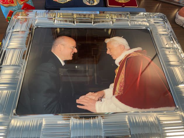 Una fotografía que acompaña a Giani, aquí en un cariñoso saludo con Benedicto XVI (Photo: ALICIA ROMAY)