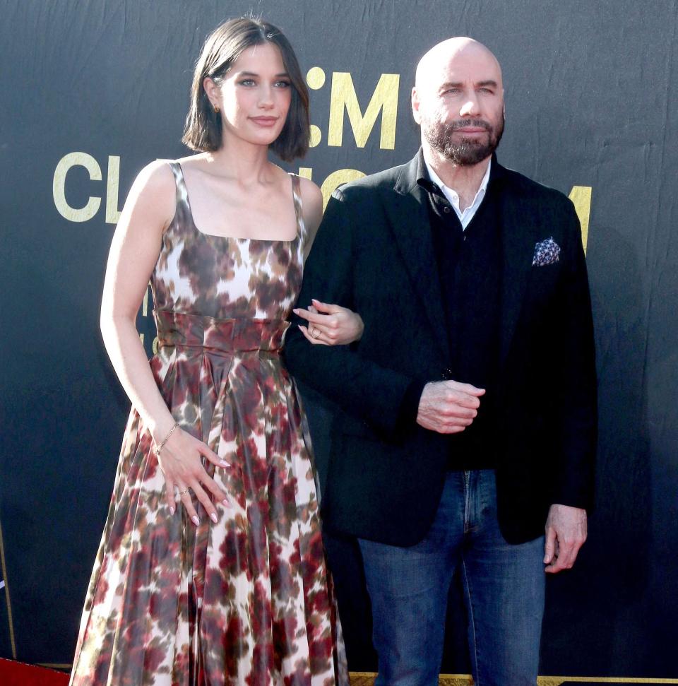 John Travolta et sa fille Ella Bleu font sensation sur le tapis rouge