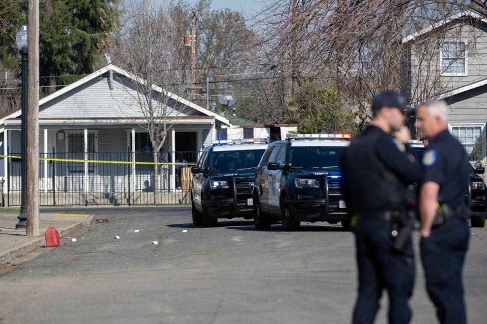 Polizeibeamte aus Sacramento untersuchen eine Schießerei, die am Donnerstag, dem 9. Februar 2023, in der Cantalier Street und der El Camino Avenue in Del Paso Heights stattgefunden hat.