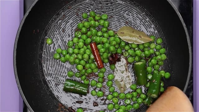 Frying pilaf spices