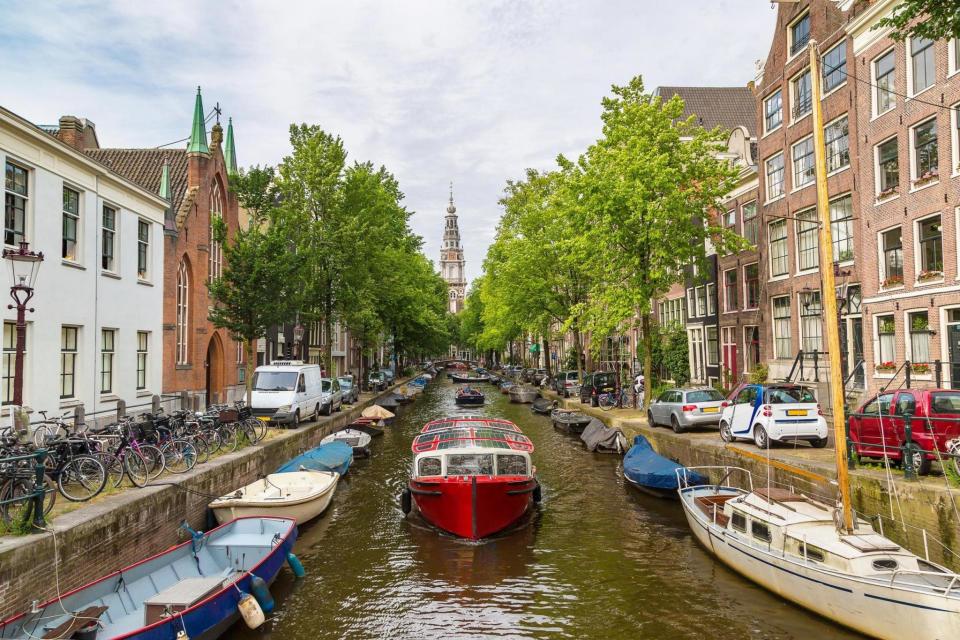 Spend a morning on a brunch boat (Shutterstock / S-F)