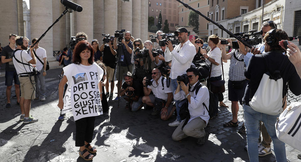 A demonstrator wears a shirt with writing in Italian reading "Please give the justice dossier for Emanuela".