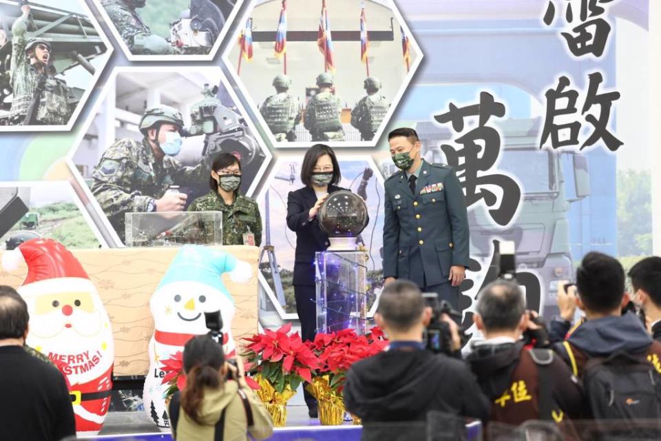 蔡英文與官兵共進午餐，提前祝大家聖誕快樂。（陸軍8軍團提供）