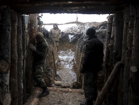 Ukrainian servicemen construct a blindage at their position near Lysychansk, in Luhansk region January 29, 2015. REUTERS/Maksim Levin