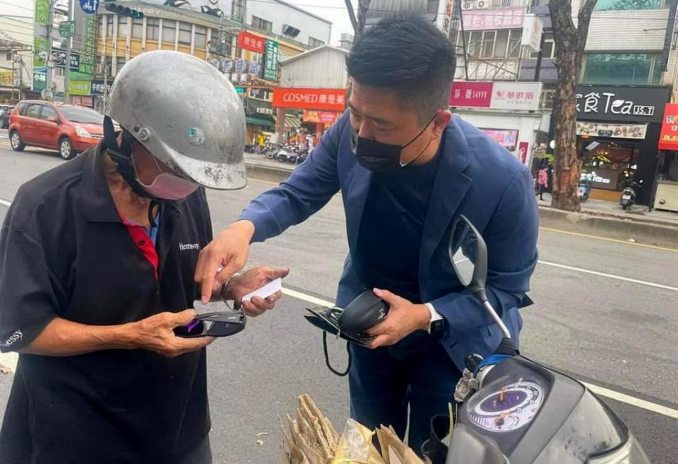 台中第二選區立委補選國民黨參選人<a class="link " href="https://tw.news.yahoo.com/tag/顏寬恒" data-i13n="sec:content-canvas;subsec:anchor_text;elm:context_link" data-ylk="slk:顏寬恒;sec:content-canvas;subsec:anchor_text;elm:context_link;itc:0">顏寬恒</a>（右）與富比世行善英雄獎得主<a class="link " href="https://tw.news.yahoo.com/tag/趙文正" data-i13n="sec:content-canvas;subsec:anchor_text;elm:context_link" data-ylk="slk:趙文正;sec:content-canvas;subsec:anchor_text;elm:context_link;itc:0">趙文正</a>（左）。 （記者陳金龍翻攝）