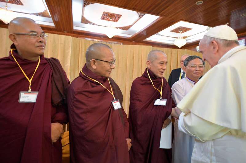 教宗方濟各訪問緬甸，會見各宗教領袖。（美聯社）