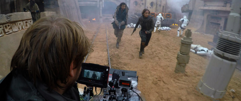 Rogue One: A Star Wars Story..Director Gareth Edwards filming Diego Luna (Cassian Andor) and Felicity Jones (Jyn Erso) Behind the Scenes on set during production. ..Ph: Footage Frame..©Lucasfilm LFL 2016.