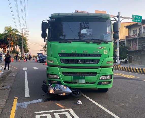 ▲台中后里今（23）日傍晚5點多，一輛砂石車與機車碰撞，林姓騎士頭顱破裂，當場身亡。（圖／翻攝畫面）