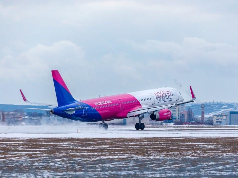 Wizz Air lands on a snowy runway in Ukraine.