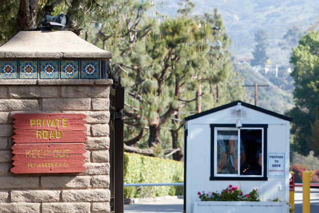 A general view of the guard cabin at the entrance of the gated neighborhood where Meghan Markle and Prince Harry are looking to establish their residence, Serra Retreat in Malibu, California on April 01, 2020. - The pair, who formally stepped down as senior members of the British royal family this week, have reportedly already relocated to sunny California. They are currently rumored to be hunkering down at a compound in Malibu, the exclusive beach community outside Los Angeles long favored by A-listers and movie moguls. (Photo by JEAN-BAPTISTE LACROIX / AFP) (Photo by JEAN-BAPTISTE LACROIX/AFP via Getty Images)