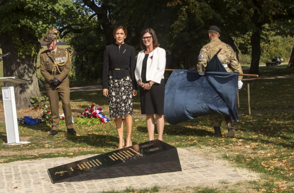 Kronprinzessin Mary von Dänemark begleitete Mary Ellen Miller, die australische Botschafterin für Dänemark, bei der offiziellen Einweihung des australischen Kriegsdenkmals am 17. September in Kopenhagen. Foto: Getty Images.