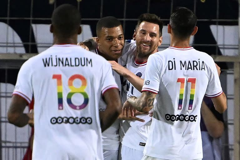 El sábado pasado, los jugadores de París Saint Germain utilizaron una camiseta especial en apoyo al Orgullo LGBT+, pero el senegalés Idrissa Gueye se negó a hacerlo. 