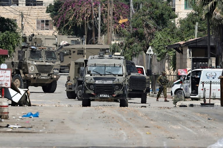 Israelische Soldaten haben im Westjordanland einen verletzten Palästinenser an die Motorhaube eine Militärfahrzeugs festgebunden. Der Vorfall werde "untersucht und entsprechend gehandhabt", erklärte das israelische Militär. (Zain JAAFAR)