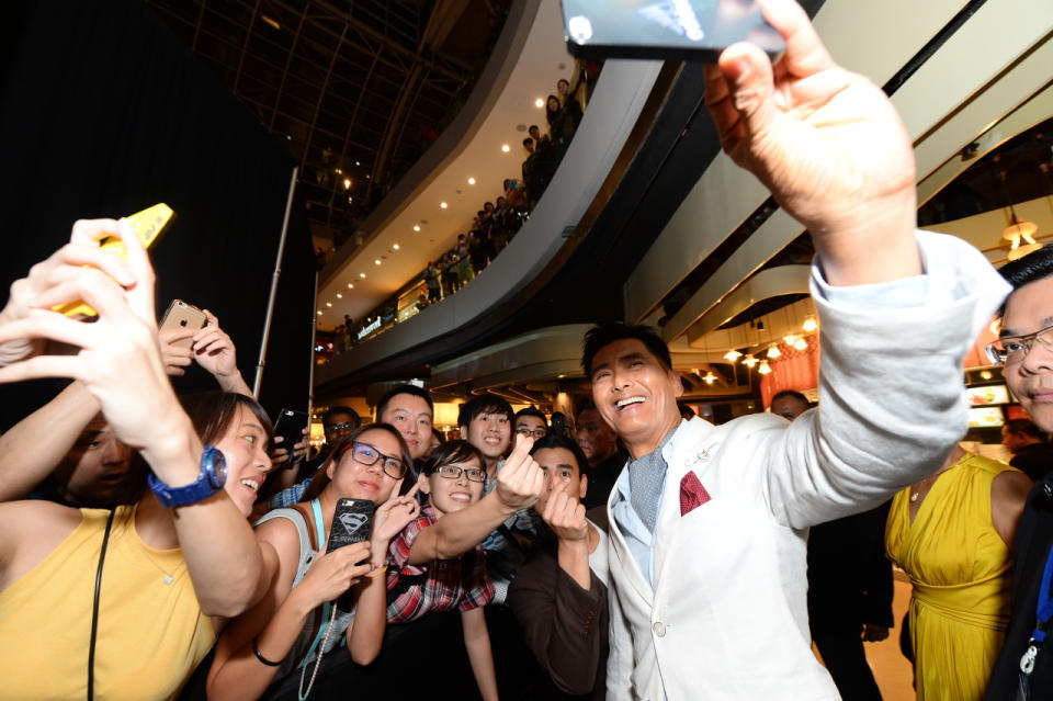 Eddie Peng and Chow Yun Fat taking a selfie with fans at the red carpet for “Cold War 2″.