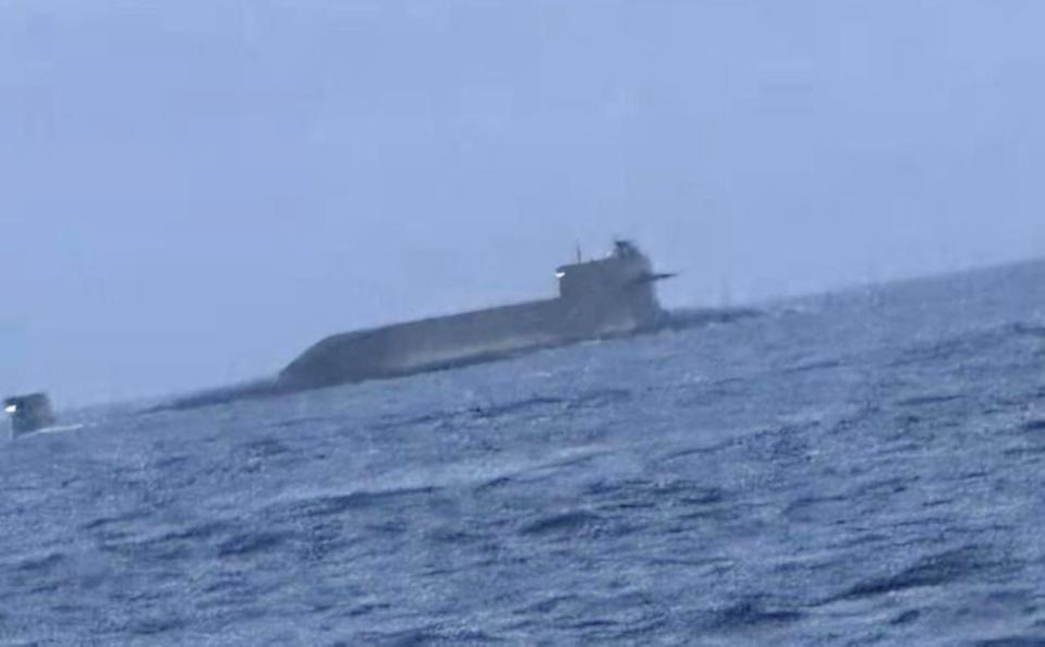 澎湖漁民在海峽中線附近海域作業時，突然有一艘潛艦在前方浮上海面。（中央社／漁民提供）