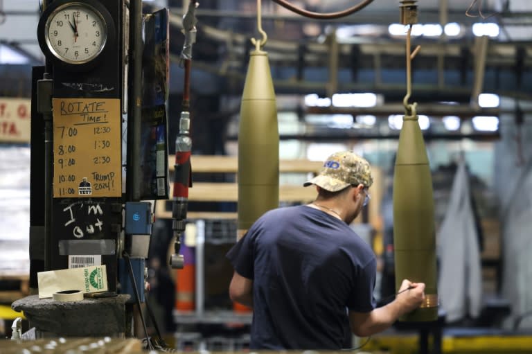 Un ouvrier travaille sur des obus de 155 mm à l'usine SCAAP de Scranton, en Pennsylvanie, le 16 avril 2024 (Charly TRIBALLEAU)