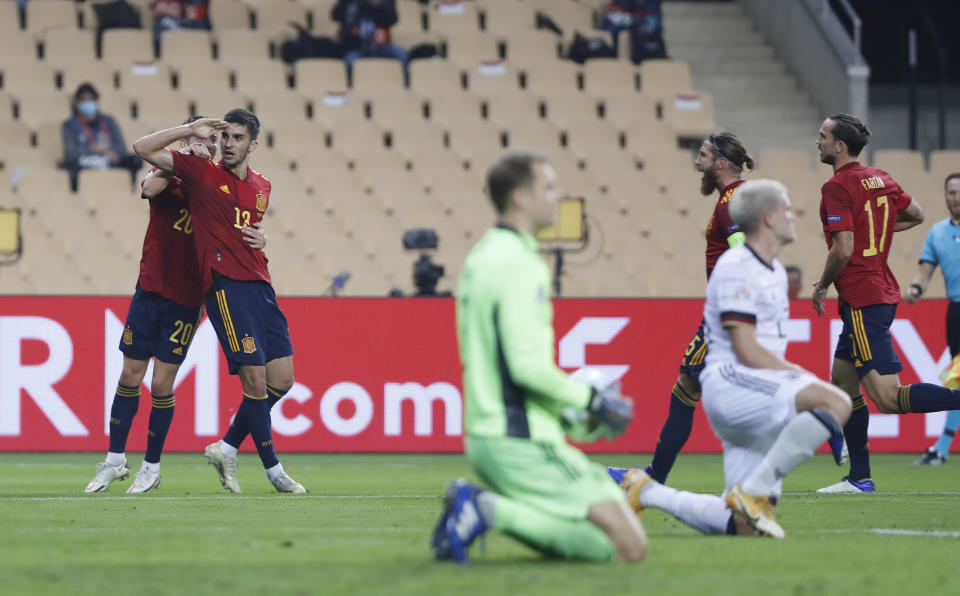 Ferrán Torres (izquierda) festeja con sus compañeros tras marcar un gol para España en la victoria 6-0 ante Alemania por la Liga de Naciones, el martes 17 de noviembre de 2020, en Sevilla. (AP Foto/Miguel Morenatti)