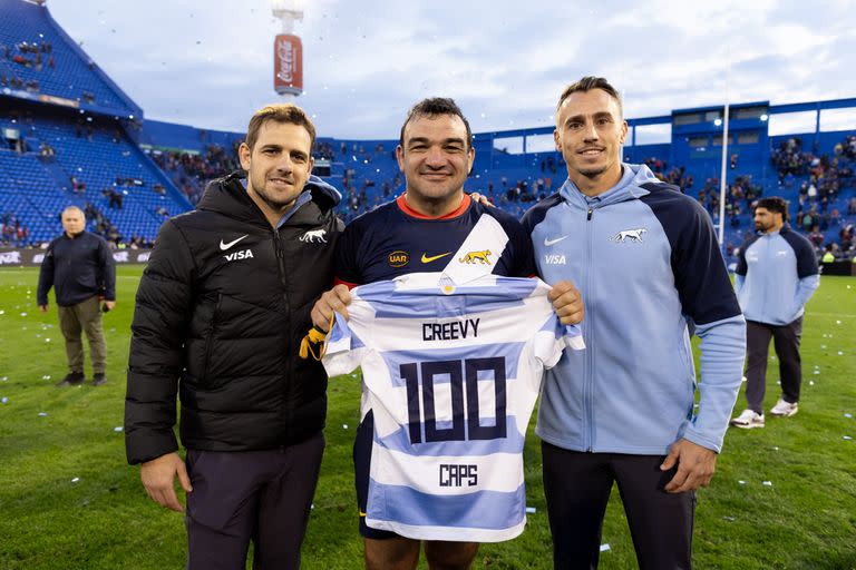 Tres históricos de los Pumas el sábado pasado: Agustín Creevy, que cumplió 100 partidos en el seleccionado argentino, escoltado por Nicolás Sánchez y Juan Imhoff; los tres irán a Francia