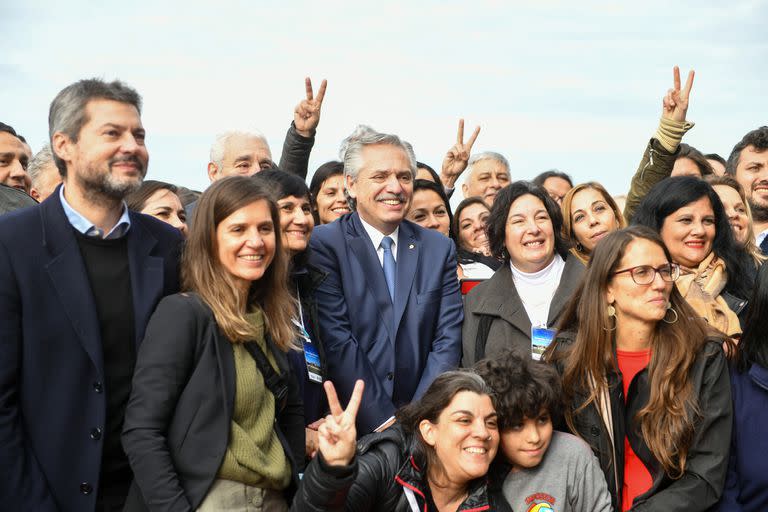 El presidente Alberto Fernández, con Matías Lammens y Fernanda Raverta, durante una visita a Chapadmalal