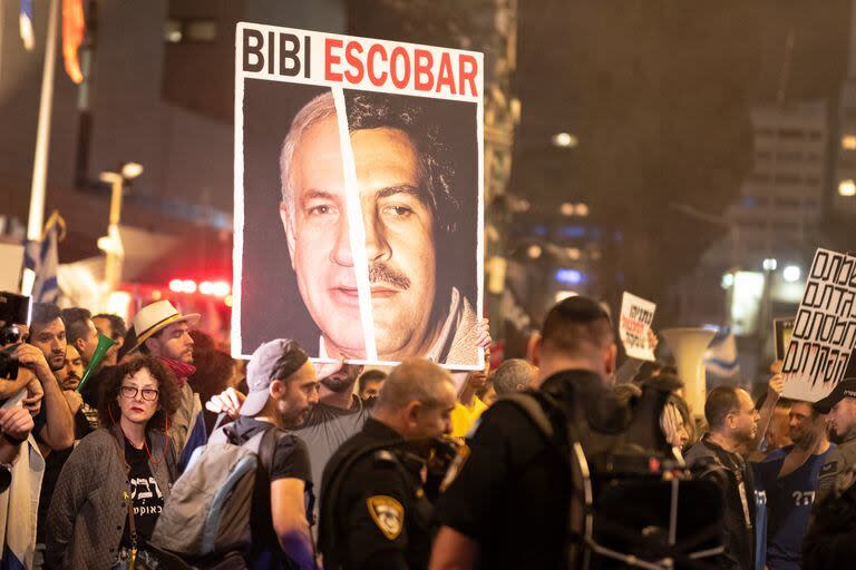 Manifestantes en Tel Aviv, el sábado comparan al premier Netanyahu con el narcotraficante colombiano Pablo Escobar  Photo: Gaby Schutze/ZUMA Press Wire/dpa