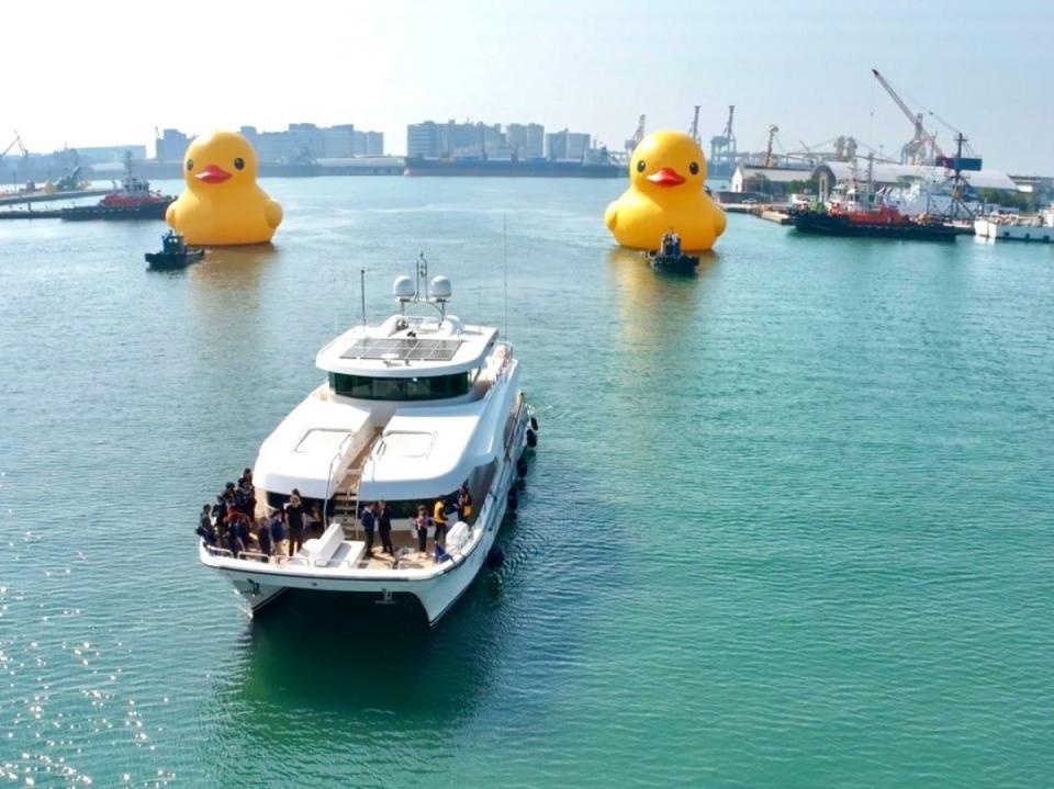 高雄市長陳其邁與黃色小鴨創作者霍夫曼搭乘遊艇引領雙鴨進入愛河灣。（圖：高雄市觀光局提供）