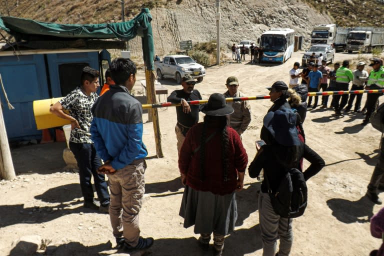 Familiares de mineros esperan información en la entrada de la mina La Esperanza, donde al menos 27 murieron en un incendio