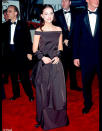 <p>Aux Golden Globes de 2000, l’actrice se contente d’une robe noire satinée un peu trop « bal de promo ». Vivement les conseils des stylistes !</p><br>