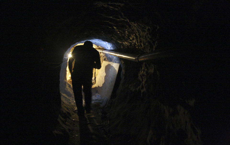 A journalist walks through a tunnel during a presentation to the media in Tijuana November 16, 2011. REUTERS/Jorge Duenes