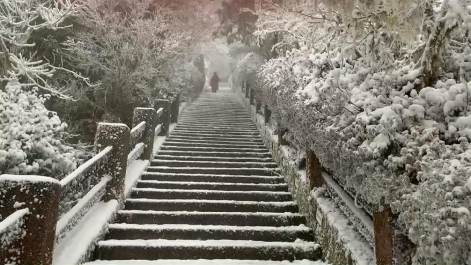 太平山積雪15公分 賞雪民眾暴量午後禁入園