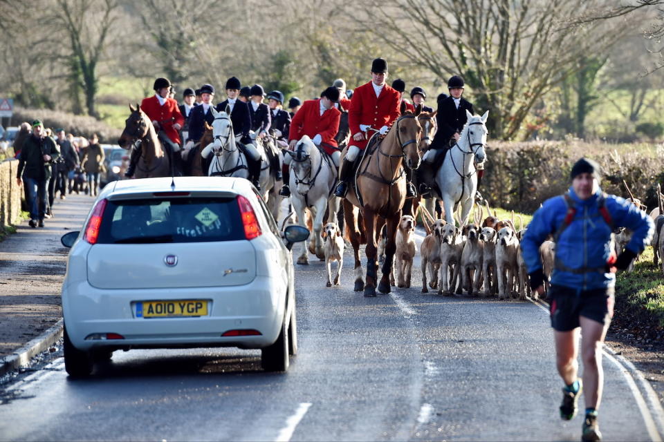 <p>Beim traditionellen „Avon Vale Hunt“ treffen sich Reiter im englischen Lacock zur Fuchsjagd. (Bild: Rufus Cox/Getty Images) </p>